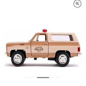 Stranger Things Hopper's 1980 Chevrolet Blazer Police Dept die-cast 5" t…